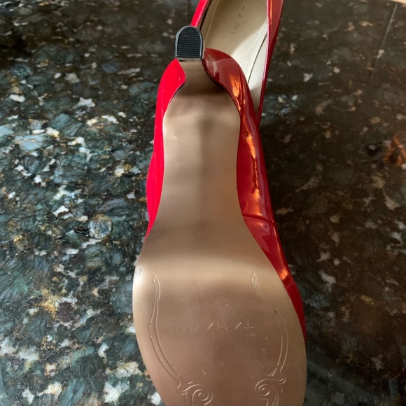 Tahari red patent leather, size 7 1/2 medium   New - Picture 4 of 6